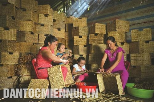 Khôi phục và phát triển các làng nghề truyền thống ở huyện Hồng Dân là một trong những giải pháp nhằm phát triển kinh tế, tăng thu nhập cho đồng bào