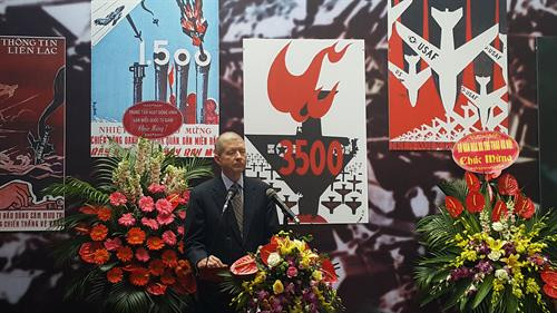 Ông Thomas Eugene Wilber chia sẻ cảm xúc về chiến dịch Điện Biên Phủ trên không và đọc thư của cha viết tại Trại giam Hỏa Lò gửi gia đình. Ảnh: Đinh Thuận - TTXVN Ông Thomas Eugene Wilber chia sẻ cảm xúc về chiến dịch Điện Biên Phủ trên không và đọc thư của cha viết tại Trại giam Hỏa Lò gửi gia đình. Ảnh: Đinh Thuận - TTXVN