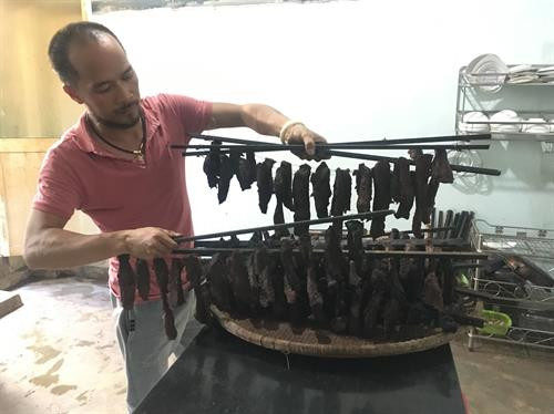 Chế biến thịt khô rất cần sự tỉ mỉ, công phu. Ảnh: Hồng Điệp Chế biến thịt khô rất cần sự tỉ mỉ, công phu. Ảnh: Hồng Điệp