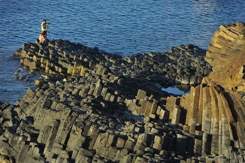 Dòng dung nham này khi gặp nước lạnh đông cứng lại, cùng với hiện tượng di ứng lực nên toàn bộ khối nham thạch bị rạn nứt đa chiều tạo nên cảnh quan kỳ thú hôm nay. Dòng dung nham này khi gặp nước lạnh đông cứng lại, cùng với hiện tượng di ứng lực nên toàn bộ khối nham thạch bị rạn nứt đa chiều tạo nên cảnh quan kỳ thú hôm nay.