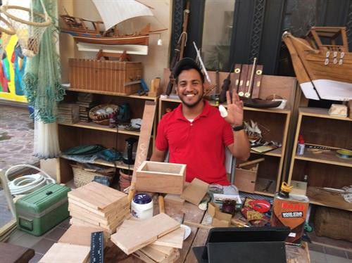 Những gian hàng bán đồ thủ công trong khuôn viên ngôi làng.