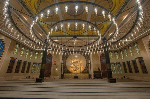 Không gian bên trong của Thánh đường, nơi chỉ có các tín đồ nam giới được phép hành lễ.