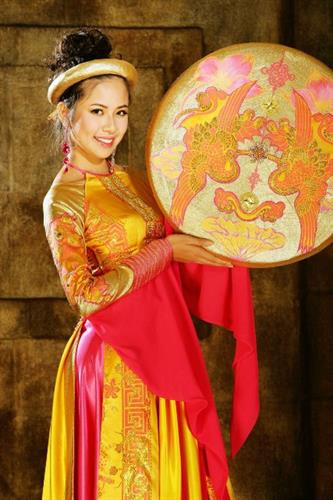 Nón quai thao chở che hồn dân tộc. Nón quai thao chở che hồn dân tộc.