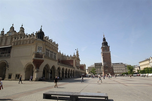 Ngay trung tâm thành phố là quảng trường Phố cổ - quảng trường rộng nhất thời Trung cổ ở châu Âu được bao bọc bằng những tòa nhà cổ kính đủ màu, kiến trúc thanh thoát và quý phái, chưa có vẻ gì hư hao sau nhiều thế kỷ tồn tại. Phố cổ Krakow đã được UNESCO công nhận là di sản văn hóa thế giới.