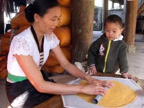 Chị Lò Thị Thao đang thực hiện một trong những công đoạn chế biến Khẩu Xén sắn. Ảnh: Chu Quốc Hùng - TTXVN