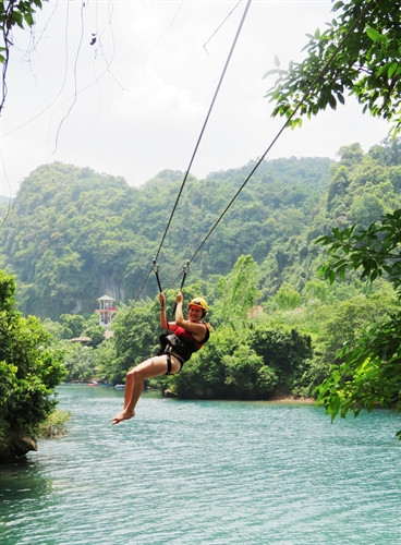 Trò chơi Zipline (đu dây trên không) tại sông Chày-Hang Tối được nhiều du khách ưa thích. Trò chơi Zipline (đu dây trên không) tại sông Chày-Hang Tối được nhiều du khách ưa thích.