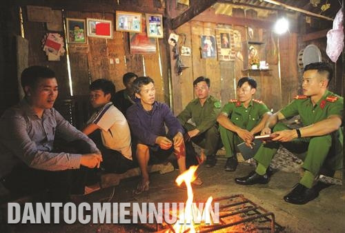 Công an xã Tà Mung, huyện Than Uyên xuống bản Nậm Pắt tuyên truyền vận động người dân không che giấu tội phạm, phòng tránh không sử dụng ma túy. Ảnh: Quý Trung Công an xã Tà Mung, huyện Than Uyên xuống bản Nậm Pắt tuyên truyền vận động người dân không che giấu tội phạm, phòng tránh không sử dụng ma túy. Ảnh: Quý Trung