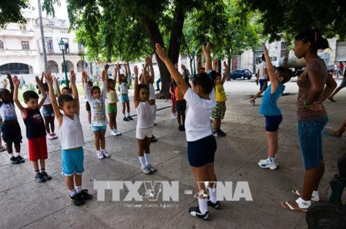 Trẻ em tập thể dục ở La Habana, Cuba. Ảnh: AFP/TTXVN. Trẻ em tập thể dục ở La Habana, Cuba. Ảnh: AFP/TTXVN.