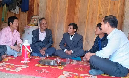 Trao đổi công tác Đảng ở vùng dân tộc thiểu số. Ảnh:baoquangtri.vn