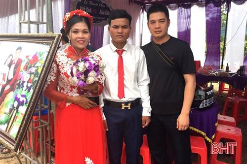 Đám cưới của anh Hồ Tình và chị Hồ Thị Kiên diễn ra tháng 6/2017. Ảnh: Phạm Khắc Lanh Đám cưới của anh Hồ Tình và chị Hồ Thị Kiên diễn ra tháng 6/2017. Ảnh: Phạm Khắc Lanh