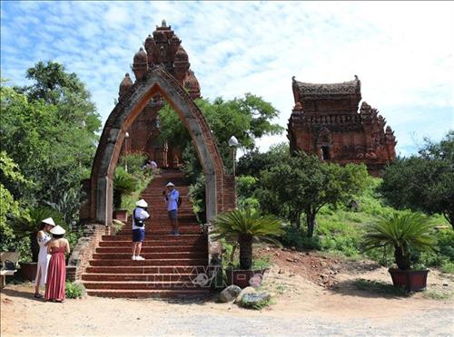 Du khách tham quan, chụp ảnh lưu niệm tại tháp Po Klong Garai. Ảnh: Nguyễn Thành – TTXVN Du khách tham quan, chụp ảnh lưu niệm tại tháp Po Klong Garai. Ảnh: Nguyễn Thành – TTXVN