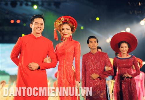 Đông đảo các nghệ sỹ cùng trình diễn các bộ sưu tập Áo dài với các màu sắc và họa tiết độc đáo