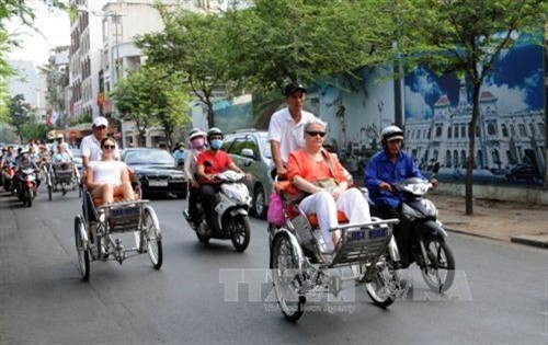 Du khách quốc tế tham quan các tuyến đường trung tâm Thành phố Hồ Chí Minh bằng xích lô Ảnh: An Hiếu - TTXVN Du khách quốc tế tham quan các tuyến đường trung tâm Thành phố Hồ Chí Minh bằng xích lô Ảnh: An Hiếu - TTXVN