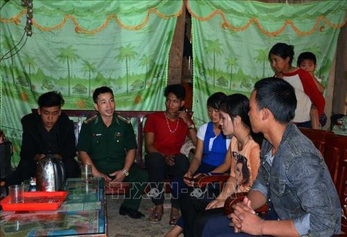 Cán bộ, chiến sỹ đồn Biên phòng Leng Su Sìn tuyên truyền, vận động người dân bảo vệ an ninh biên giới. Ảnh: Phan Tuấn Anh - TTXVN Cán bộ, chiến sỹ đồn Biên phòng Leng Su Sìn tuyên truyền, vận động người dân bảo vệ an ninh biên giới. Ảnh: Phan Tuấn Anh - TTXVN
