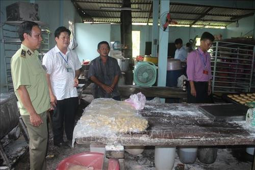 Đoàn kiểm tra liên ngành kiểm tra cơ sở làm bánh trung thu không đảm bảo vệ sinh an toàn thực phẩm. Ảnh: Duy Khương - TTXVN Đoàn kiểm tra liên ngành kiểm tra cơ sở làm bánh trung thu không đảm bảo vệ sinh an toàn thực phẩm. Ảnh: Duy Khương - TTXVN