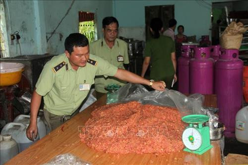 Đoàn kiểm tra liên ngành kiểm tra cơ sở làm bánh trung thu không đảm bảo vệ sinh an toàn thực phẩm. Ảnh: Duy Khương - TTXVN Đoàn kiểm tra liên ngành kiểm tra cơ sở làm bánh trung thu không đảm bảo vệ sinh an toàn thực phẩm. Ảnh: Duy Khương - TTXVN