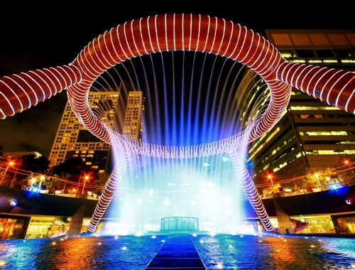 Metalmorphosis là đài phun nước được David Cerny, nhà điêu khắc Czech tạo nên, đặt tại Công viên Công nghệ Whitehall ở Charlotte, North Carolina, Mỹ. Tác phẩm điêu khắc này nặng 14 tấn, được làm từ các lớp thép không rỉ lớn xoay 360 độ. Ảnh: Rick_28105. David Barber và Bill Burgess đã thiết kế đài phun nước Julie Penrose, đặt ở công viên Beautiful, Colorado, Mỹ vào năm 2007. Hình dáng của đài phun nước tượng trưng cho sự tuần hoàn của nước giữa bầu khí quyển và trái đất. Ảnh: Soothingwalls.com. Nằm ở Playa de la Malvarrosa, Valencia, Tây Ban Nha, Water Boat Fountain là một tác phẩm nghệ thuật ấn tượng. Nước từ những lỗ nhỏ trên một khung thép chảy xuống tạo thành hình một thuyền giương buồm lướt trên sóng. Đây là một điểm đến thu hút du khách ở Tây Ban Nha. Hiệu ứng từ ánh sáng mặt trời khiến “chiếc thuyền” trở nên đẹp mắt. Ảnh: Vokrugsveta.ru. Đây là đài phun nước Divers nằm ở trung tâm thương mại Dubai Mall ở Các tiểu vương quốc Ả Rập thống nhất. Ảnh: Fansshare.com. Montjuïc là đài phun nước ở Tây Ban Nha. Được 3.000 công nhân xây dựng phục vụ triển lãm quốc tế Barcelona năm 1929. Đây là nơi trình diễn các bản nhạc phim, Opera kết hợp ánh sáng vào cuối mỗi tuần. Ảnh: Pedro Galisteo. Đài phun nước hình dáng một vòi nước này nằm trên đảo Menorca của Tây Ban Nha. Đường ống dẫn nước được che giấu ngay bên trong dòng nước nước, tạo ấn tượng là vòi nước đang nổi trong không trung. Ảnh: Livejournal.com. Đài phun nước Swarovski nằm trong khuôn viên bảo tàng Innsbruck ở Áo. Đài phun nước có hình một đầu người phủ cỏ xanh, do nghệ sĩ người Áo Andre Heller thiết kế. Ảnh: Amazingplacesonearth.com. Đài Thịnh vượng nằm bên ngoài trung tâm mua sắm Suntec City, Singapore, được ghi danh vào sách Kỷ lục thế giới năm 1998 là đài phun nước lớn nhất thế giới, diện tích 1.683 m2 và cao 13 m. Ảnh: Gooodvoyage. Đài phun nước Charybdis ở Anh được nhà điêu khắc nước William Pye tạo ra vào năm 2000. Đài phun nước được bao bọc trong một ống trụ lớn bằng nhựa acrylic trong suốt. Cứ 15 phút, một xoáy nước sẽ được hình thành ở trung tâm của đài phun. Cầu thang hai bên cho phép du khách nhìn thẳng vào dòng nước xoáy. Ảnh: Reynoldspolymer.com. Đài phun nước Dubai (UAE) nằm trên một hồ nước rộng 12 ha, gồm năm vòng tròn có khả năng phun tia nước cao bằng tòa nhà 50 tầng. Đài phun được trang bị 6.600 đèn Led và 25 máy chiếu màu, cho phép các vòi nước hiển thị hình ảnh khác nhau. Các chùm ánh sáng của đài phun nước có thể nhìn thấy từ cách đó vài chục km, khiến nó trở thành điểm sáng nhất trong khu vực Trung Đông. Ảnh: Lillian Rodriguez. Stravinsky là một đài phun nước công cộng với mười sáu tác phẩm điêu khắc, có thể di chuyển và phun nước. Nhà điêu khắc Jean Tinguely và Niki de Saint Phalle đã tạo ra tác phẩm này vào năm 1983. Đài phun nằm ở Paris, Pháp. Ảnh: Fromthegrapevine.com. Moonpoon Banpo của Hàn Quốc được coi là đài phun nước trên cầu dài nhất thế giới, sử dụng 10.000 đèn Led và 380 tia nước chạy dọc theo cả hai cạnh của cây cầu dài 1.404 m. Nước được lấy trực tiếp từ sông Hàn và các đài phun nước bắn lên đến 43 m theo chiều ngang. Chúng cũng có thể được lập trình để di chuyển theo thời gian và âm nhạc. Ảnh: Emlii.com. Đài phun nước Bellagio được đặt ngay trước sòng bạc Las Vegas, với chi phí xây dựng 40 triệu USD, bao gồm 1.200 đầu phun, 8.000 m đường ống và 4.500 đèn chiếu sáng. Tia nước có thể bắn lên đến độ cao của tòa nhà 24 tầng. Mỗi ngày, một nhóm 30 kỹ sư làm công việc bảo trì cho đài phun nước này. Ảnh: Ritani. Đài phun nước hình chữ nhật này nằm bên trong toà nhà South Gate của khu phức hợp Osaka City Station, Nhật Bản. Các tia nước được lập trình, phun nước hiển thị thời gian, các hoa văn nghệ thuật, văn bản. Ảnh: MrJolino01/Youtube. Metalmorphosis là đài phun nước được David Cerny, nhà điêu khắc Czech tạo nên, đặt tại Công viên Công nghệ Whitehall ở Charlotte, North Carolina, Mỹ. Tác phẩm điêu khắc này nặng 14 tấn, được làm từ các lớp thép không rỉ lớn xoay 360 độ. Ảnh: Rick_28105. David Barber và Bill Burgess đã thiết kế đài phun nước Julie Penrose, đặt ở công viên Beautiful, Colorado, Mỹ vào năm 2007. Hình dáng của đài phun nước tượng trưng cho sự tuần hoàn của nước giữa bầu khí quyển và trái đất. Ảnh: Soothingwalls.com. Nằm ở Playa de la Malvarrosa, Valencia, Tây Ban Nha, Water Boat Fountain là một tác phẩm nghệ thuật ấn tượng. Nước từ những lỗ nhỏ trên một khung thép chảy xuống tạo thành hình một thuyền giương buồm lướt trên sóng. Đây là một điểm đến thu hút du khách ở Tây Ban Nha. Hiệu ứng từ ánh sáng mặt trời khiến “chiếc thuyền” trở nên đẹp mắt. Ảnh: Vokrugsveta.ru. Đây là đài phun nước Divers nằm ở trung tâm thương mại Dubai Mall ở Các tiểu vương quốc Ả Rập thống nhất. Ảnh: Fansshare.com. Montjuïc là đài phun nước ở Tây Ban Nha. Được 3.000 công nhân xây dựng phục vụ triển lãm quốc tế Barcelona năm 1929. Đây là nơi trình diễn các bản nhạc phim, Opera kết hợp ánh sáng vào cuối mỗi tuần. Ảnh: Pedro Galisteo. Đài phun nước hình dáng một vòi nước này nằm trên đảo Menorca của Tây Ban Nha. Đường ống dẫn nước được che giấu ngay bên trong dòng nước nước, tạo ấn tượng là vòi nước đang nổi trong không trung. Ảnh: Livejournal.com. Đài phun nước Swarovski nằm trong khuôn viên bảo tàng Innsbruck ở Áo. Đài phun nước có hình một đầu người phủ cỏ xanh, do nghệ sĩ người Áo Andre Heller thiết kế. Ảnh: Amazingplacesonearth.com. Đài Thịnh vượng nằm bên ngoài trung tâm mua sắm Suntec City, Singapore, được ghi danh vào sách Kỷ lục thế giới năm 1998 là đài phun nước lớn nhất thế giới, diện tích 1.683 m2 và cao 13 m. Ảnh: Gooodvoyage. Đài phun nước Charybdis ở Anh được nhà điêu khắc nước William Pye tạo ra vào năm 2000. Đài phun nước được bao bọc trong một ống trụ lớn bằng nhựa acrylic trong suốt. Cứ 15 phút, một xoáy nước sẽ được hình thành ở trung tâm của đài phun. Cầu thang hai bên cho phép du khách nhìn thẳng vào dòng nước xoáy. Ảnh: Reynoldspolymer.com. Đài phun nước Dubai (UAE) nằm trên một hồ nước rộng 12 ha, gồm năm vòng tròn có khả năng phun tia nước cao bằng tòa nhà 50 tầng. Đài phun được trang bị 6.600 đèn Led và 25 máy chiếu màu, cho phép các vòi nước hiển thị hình ảnh khác nhau. Các chùm ánh sáng của đài phun nước có thể nhìn thấy từ cách đó vài chục km, khiến nó trở thành điểm sáng nhất trong khu vực Trung Đông. Ảnh: Lillian Rodriguez. Stravinsky là một đài phun nước công cộng với mười sáu tác phẩm điêu khắc, có thể di chuyển và phun nước. Nhà điêu khắc Jean Tinguely và Niki de Saint Phalle đã tạo ra tác phẩm này vào năm 1983. Đài phun nằm ở Paris, Pháp. Ảnh: Fromthegrapevine.com. Moonpoon Banpo của Hàn Quốc được coi là đài phun nước trên cầu dài nhất thế giới, sử dụng 10.000 đèn Led và 380 tia nước chạy dọc theo cả hai cạnh của cây cầu dài 1.404 m. Nước được lấy trực tiếp từ sông Hàn và các đài phun nước bắn lên đến 43 m theo chiều ngang. Chúng cũng có thể được lập trình để di chuyển theo thời gian và âm nhạc. Ảnh: Emlii.com. Đài phun nước Bellagio được đặt ngay trước sòng bạc Las Vegas, với chi phí xây dựng 40 triệu USD, bao gồm 1.200 đầu phun, 8.000 m đường ống và 4.500 đèn chiếu sáng. Tia nước có thể bắn lên đến độ cao của tòa nhà 24 tầng. Mỗi ngày, một nhóm 30 kỹ sư làm công việc bảo trì cho đài phun nước này. Ảnh: Ritani. Đài phun nước hình chữ nhật này nằm bên trong toà nhà South Gate của khu phức hợp Osaka City Station, Nhật Bản. Các tia nước được lập trình, phun nước hiển thị thời gian, các hoa văn nghệ thuật, văn bản. Ảnh: MrJolino01/Youtube.