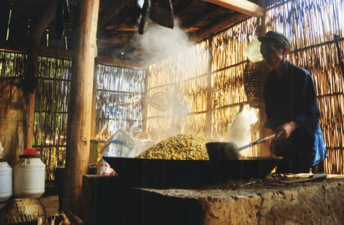 Người Mông nấu rượu. Ảnh: baomoi.com