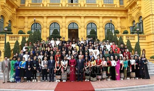 Phó Chủ tịch nước Đặng Thị Ngọc Thịnh với Đoàn đại biểu học sinh, sinh viên, thanh niên dân tộc thiểu số xuất sắc, tiêu biểu năm 2019. Ảnh: Văn Điệp – TTXVN Phó Chủ tịch nước Đặng Thị Ngọc Thịnh với Đoàn đại biểu học sinh, sinh viên, thanh niên dân tộc thiểu số xuất sắc, tiêu biểu năm 2019. Ảnh: Văn Điệp – TTXVN