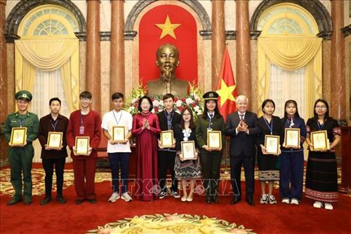 Phó Chủ tịch nước Đặng Thị Ngọc Thịnh trao ảnh chân dung Chủ tịch Hồ Chí Minh tặng các đại biểu. Ảnh: Văn Điệp – TTXVN Phó Chủ tịch nước Đặng Thị Ngọc Thịnh trao ảnh chân dung Chủ tịch Hồ Chí Minh tặng các đại biểu. Ảnh: Văn Điệp – TTXVN