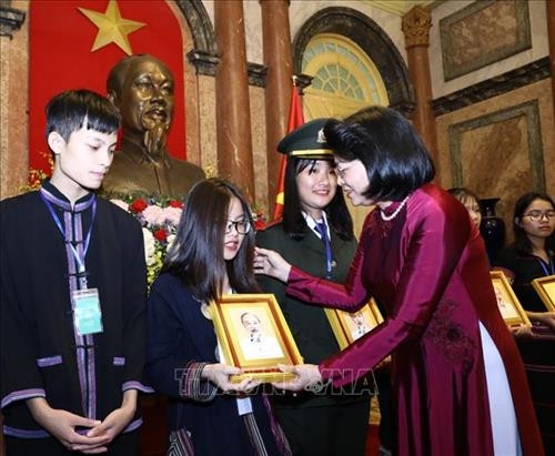 Phó Chủ tịch nước Đặng Thị Ngọc Thịnh trao ảnh chân dung Chủ tịch Hồ Chí Minh tặng các đại biểu. Ảnh: Văn Điệp – TTXVN Phó Chủ tịch nước Đặng Thị Ngọc Thịnh trao ảnh chân dung Chủ tịch Hồ Chí Minh tặng các đại biểu. Ảnh: Văn Điệp – TTXVN