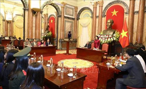 Phó Chủ tịch nước Đặng Thị Ngọc Thịnh nói chuyện với học sinh, sinh viên, thanh niên dân tộc thiểu số xuất sắc, tiêu biểu năm 2019. Ảnh: Văn Điệp – TTXVN Phó Chủ tịch nước Đặng Thị Ngọc Thịnh nói chuyện với học sinh, sinh viên, thanh niên dân tộc thiểu số xuất sắc, tiêu biểu năm 2019. Ảnh: Văn Điệp – TTXVN