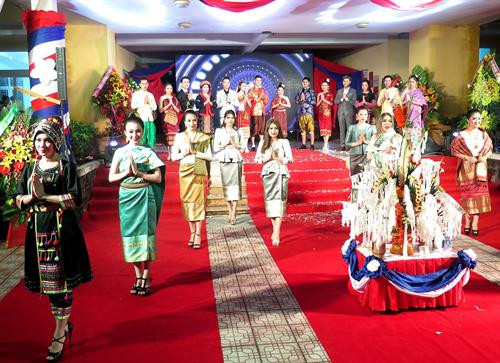 Du học sinh Lào biểu diễn trang phục truyền thống. Ảnh: Tường Vi - TTXVN Du học sinh Lào biểu diễn trang phục truyền thống. Ảnh: Tường Vi - TTXVN