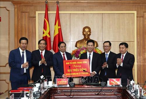 Trưởng ban Tổ chức Trung ương Phạm Minh Chính trao tặng 500 triệu đồng của Ban Tổ chức Trung ương ủng hộ Quỹ đền ơn đáp nghĩa của tỉnh Hà Giang. Ảnh: Minh Tâm - TTXVN Trưởng ban Tổ chức Trung ương Phạm Minh Chính trao tặng 500 triệu đồng của Ban Tổ chức Trung ương ủng hộ Quỹ đền ơn đáp nghĩa của tỉnh Hà Giang. Ảnh: Minh Tâm - TTXVN