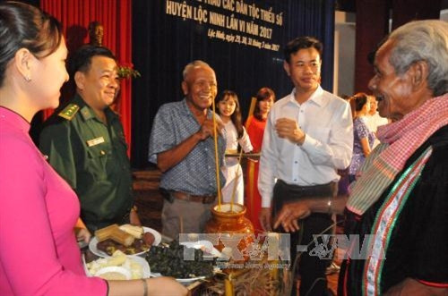 Giao lưu giữa các đại biểu tham dự khai mạc liên hoan. Ảnh: KGỬIH – TTXVN.