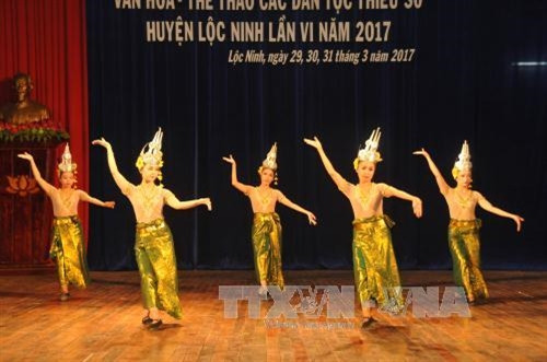Biểu diễn văn nghệ chào mừng tại lễ khai mạc liên hoan. Ảnh: KGỬIH – TTXVN