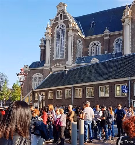 Thăm Thủ đô Amsterdam với xe đạp và hệ thống kênh đào nổi tiếng: Hệ thống kênh đào của Hà Lan vô cùng ấn tượng đã được UNESCO công nhận là di sản thế giới. Di chuyển bằng thuyền trên những con kênh là cách dễ dàng để có thể vòng quanh thành phố. Công trình kênh đào được xây dựng để rút cạn bãi lầy nhằm mở rộng Amsterdam. 2 bên kênh đào ở Amsterdam san sát những ngôi nhà xinh xắn, được gọi là Dancing House. Vùng đất ở đây rất lầy dẫn đến hiện tượng nghiêng của các ngôi nhà đầy màu sắc. Không phải những chiếc ôtô đắt tiền, xe đạp mới là phương tiện chính yếu được khuyến khích sử dụng tại Hà Lan. Bạn có thể bắt gặp xe đạp ở mọi nơi, mọi ngóc ngách khi có gần 60% dân số sử dụng xe đạp là phương tiện di chuyển hàng ngày thay thế ôtô. Hà Lan hướng đến một cuộc sống giảm thiểu tác nhân gây hại môi trường và ô nhiễm tiếng ồn. Tàu điện leng keng cũng là một phương tiện phổ biến ở Amsterdam. Đạp xe hít thở bầu không khí trong lành tràn ngập cây xanh: Một trong những nhiệm vụ trọng tâm mà chính phủ Hà Lan đề ra là bảo vệ thiên nhiên và động vật hoang dã. Các công viên quốc gia với số lượng cây xanh khổng lồ chiếm diện tích khá lớn, trải dài trên khắp đất nước Hà Lan, giao thoa khéo léo với các tuyến đường huyết mạch. Ngủ qua đêm trên những con thuyền dọc bờ kênh Amsterdam: Tàu thuyền là phương tiện lưu trú phổ biến ở Hà Lan. Đến đất nước này, thay vì lưu trú tại các khách sạn thông thường trong thành phố, bạn hãy thử chọn “boat hotel” dọc các con kênh để có thêm trải nghiệm mới lạ. Bình minh trên các con thuyền nhìn ra mặt nước phẳng lặng mang lại cảm giác vô cùng thú vị và thư giãn. Ngây ngất trước vườn hoa lớn nhất thế giới Keukenhof: Cách thủ đô Amsterdam 30 km về hướng tây nam, KeuKenhof trải dài trên khuôn đất rộng 30 ha là nơi hàng nghìn loài hoa trong đó có loài tulip - biểu tượng của đất nước Hà Lan xinh đẹp ngự trị. Đến làng Kinderdijk, bạn nên thuê xe đạp để tham quan, dạo quanh những con đường ngoằn nghèo, uốn khúc, tận hưởng khung cảnh bình yên, mộc mạc này. Ngắm nhìn làng cối xay gió lâu đời nhất Hà Lan: Khách du lịch thông thường hay chọn đến làng Zaanse Schans bởi gần thủ đô hơn, những chiếc cối xay gió lại có màu sắc bắt mắt. Nhưng nếu muốn khám phá những gì nguyên sơ và lâu đời nhất, làng Kinderdijk nên là sự lựa chọn hàng đầu bởi ở đây còn bảo tồn toàn vẹn 19 cối xay gió lâu đời nhất của Hà Lan. Ngôi làng này đã được UNESCO công nhận là di sản văn hóa thế giới vào năm 1997. Những chiếc cối xay gió đầu tiên ra đời xuất phát từ nguyên do đất nước Hà Lan nằm dưới mực nước biển đến 30%. Chúng làm nhiệm vụ điều chuyển dòng nước, là những máy bơm dựa vào sức lực của tự nhiên giúp đất nước Hà Lan không bị nhấn chìm dưới mực nước biển. Chiếc thuyền nhẹ nhàng lướt đi dọc theo kênh rạch nhỏ, qua những ngôi nhà lợp mái tranh lâu đời vẫn tồn tại từ thế kỷ 18, mang lại cho bạn cảm giác không thể nào quên. Ở Giethoorn, âm thanh to nhất bạn có thể nghe là tiếng quàn quạc của bầy vịt đang bơi dưới mặt nước, hoặc tiếng kêu của các loài chim khác thi thoảng vỗ cánh bay qua đỉnh đầu. Giethoorn thuộc tỉnh Overijssel, Hà Lan. Cái tên Giethoorn (sừng dê) xuất phát từ khám phá của những cư dân đầu tiên đến từ Địa Trung Hải. Họ đã tìm thấy tại đây hàng trăm chiếc sừng dê, hậu quả của trận lũ lịch sử vào thế kỷ thứ 10. Đến đây, bạn có thể thuê thuyền của dân địa phương với giá 20 euro/giờ. Thông thường, trong khoảng 2-3 giờ, bạn có thể hoàn tất hành trình khám phá ngôi làng nhỏ này. Ghé thăm ngôi làng cổ tích đẹp nhất thế giới Giethoorn: Ở Giethoorn, khói bụi và tiếng còi của xe cộ không tồn tại. Khi đặt chân đến đây, mọi người phải để lại xe hơi bên ngoài làng, thuê thuyền mà người dân gọi là “Whisper boat” (Thuyền thì thầm) có động cơ không gây tiếng ồn để “tiếp cận” ngôi làng,hoặc có thể đi bộ qua hơn 176 cây cầu vòm bằng gỗ. Nhưng nhiều ngôi nhà đến nay vẫn không thể tới được bằng đường bộ. Ngay cả những người đưa thư báo cũng phải giao thư từ bằng cách đi thuyền. Đến thăm Anne Frank House với những trải nghiệm xúc động: Anne Frank House là nơi tưởng niệm cô gái nhỏ là nạn nhân của nạn diệt chủng người Do Thái thời Hitler và là tác giả của cuốn Nhật ký Anne Frank, được khai bút vào năm 1942 khi cô mới 13 tuổi. Tham quan Anne Frank House ở Amsterdam là một trải nghiệm xúc động cho mọi người. Khi đến đây, bạn phải xếp hàng khá lâu nếu không đặt vé online ở mục "skip the line" (không phải xếp hàng). Khi vào bên trong, bạn không được phép chụp hình. Bức tượng Anne Frank trước nhà thờ ngay cạnh nhà. Dù toàn bộ trải nghiệm khi thăm nhà Anne Frank rất đau buồn, đó là một dấu ấn của lịch sử, ghi lại sự anh hùng và khắc nghiệt của Thế chiến. Anne Frank House và cuốn nhật ký kinh điển là một lời nhắc nhở chúng ta hãy sống mỗi ngày một cách trọn vẹn nhất, để tìm thấy niềm vui trong những điều nhỏ nhặt, và hãy yêu thương người khác bằng một trái tim rộng mở. Hà Lan quả thật rất đặc biệt. Giữa cuộc sống hiện đại, bạn có thể tìm thấy được sự bình yên, cảm giác an toàn và thư thả, khác biệt với bất cứ nơi nào xô bồ và hiện đại mà bạn đã và sẽ đi qua. Đất nước đáng sống bậc nhất thế giới này nên có trong cuốn sổ du lịch của những tín đồ đam mê khám phá trải nghiệm.