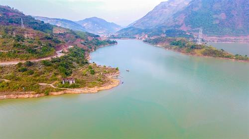 Thị xã Mường Lay là nơi tụ thủy của sông Đà, sông Nậm Na và suối Nậm Lay. Ảnh: Xuân Tư – TTXVN Thị xã Mường Lay là nơi tụ thủy của sông Đà, sông Nậm Na và suối Nậm Lay. Ảnh: Xuân Tư – TTXVN