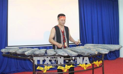 Biểu diễn tiết mục đàn đá tại lễ công bố. Ảnh: K GỬIH -TTXVN