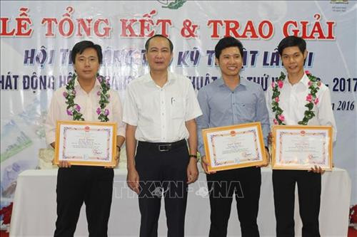 Thầy Phan Khánh Duy (bên trái) nhận Giấy khen tại Hội thi sáng tạo kỹ thuật tỉnh Bạc Liêu lần thứ VI (2015- 2016). Ảnh: Nhật Bình - TTXVN. Thầy Phan Khánh Duy (bên trái) nhận Giấy khen tại Hội thi sáng tạo kỹ thuật tỉnh Bạc Liêu lần thứ VI (2015- 2016). Ảnh: Nhật Bình - TTXVN.