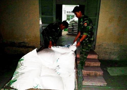 Cán bộ, chiến sĩ Đồn Biên phòng cửa khẩu quốc tế Tịnh Biên vận chuyển số đường cát nhập lậu vừa thu giữ vào kho tạm giữ. Ảnh: Công Mạo – TTXVN Cán bộ, chiến sĩ Đồn Biên phòng cửa khẩu quốc tế Tịnh Biên vận chuyển số đường cát nhập lậu vừa thu giữ vào kho tạm giữ. Ảnh: Công Mạo – TTXVN