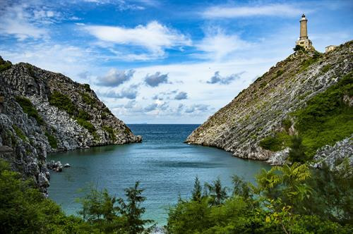 Ngọn hải đăng Long Châu nằm ở độ cao 180m so với mặt nước biển. Ảnh: Minh Đức - TTXVN Ngọn hải đăng Long Châu nằm ở độ cao 180m so với mặt nước biển. Ảnh: Minh Đức - TTXVN