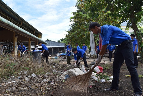 Ra quân xoá điểm đen ô nhiễm môi trường tại chợ Láng Biển, xã Láng Biển, huyện Tháp Mười, tỉnh Đồng Tháp. Ảnh: Chương Đài - TTXVN Ra quân xoá điểm đen ô nhiễm môi trường tại chợ Láng Biển, xã Láng Biển, huyện Tháp Mười, tỉnh Đồng Tháp. Ảnh: Chương Đài - TTXVN