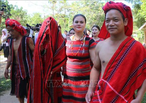 Già làng (bên phải) cùng bố, mẹ cô dâu đưa con gái (trùm khăn đỏ) về nhà chồng trong lễ rước dâu. Ảnh: Hồ Cầu-TTXVN Già làng (bên phải) cùng bố, mẹ cô dâu đưa con gái (trùm khăn đỏ) về nhà chồng trong lễ rước dâu. Ảnh: Hồ Cầu-TTXVN