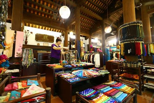 Lụa Vạn Phúc - một trong những sản phẩm OCOP tiêu biểu của Thành phố Hà Nội. Ảnh: TTXVN Lụa Vạn Phúc - một trong những sản phẩm OCOP tiêu biểu của Thành phố Hà Nội. Ảnh: TTXVN