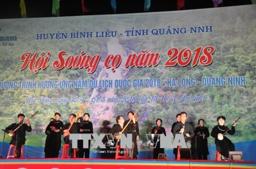 Các nghệ nhân người dân tộc Tày biểu diễn mừng khai hội Soóng cọ năm 2018. Ảnh: Nguyễn Hoàng-TTXVN Các nghệ nhân người dân tộc Tày biểu diễn mừng khai hội Soóng cọ năm 2018. Ảnh: Nguyễn Hoàng-TTXVN