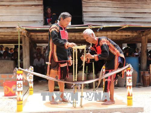 Thầy cúng Ksor Lol và cộng sự dâng lễ vật và khấn Yàng mong những điều tốt đẹp nhất đến với dân làng. Ảnh: Hoài Nam – TTXVN Thầy cúng Ksor Lol và cộng sự dâng lễ vật và khấn Yàng mong những điều tốt đẹp nhất đến với dân làng. Ảnh: Hoài Nam – TTXVN