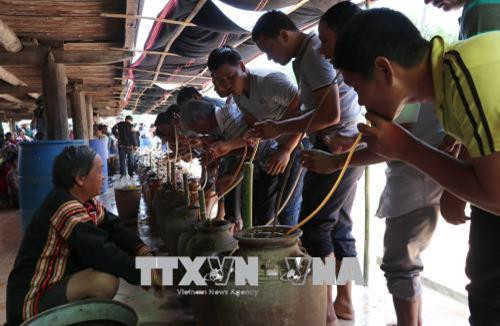 Người dân cùng tham gia vào Lễ cúng cầu mưa. Ảnh: Hoài Nam – TTXVN Người dân cùng tham gia vào Lễ cúng cầu mưa. Ảnh: Hoài Nam – TTXVN