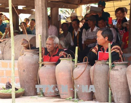 Thầy cúng Ksor Lol và cộng sự dâng lễ vật và khấn Yàng mong những điều tốt đẹp nhất đến với dân làng. Ảnh: Hoài Nam – TTXVN Thầy cúng Ksor Lol và cộng sự dâng lễ vật và khấn Yàng mong những điều tốt đẹp nhất đến với dân làng. Ảnh: Hoài Nam – TTXVN