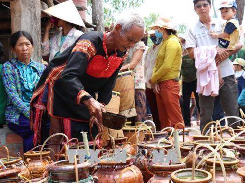 Thầy cúng Ksor Lol và cộng sự dâng lễ vật và khấn Yàng mong những điều tốt đẹp nhất đến với dân làng. Ảnh: Hoài Nam – TTXVN Thầy cúng Ksor Lol và cộng sự dâng lễ vật và khấn Yàng mong những điều tốt đẹp nhất đến với dân làng. Ảnh: Hoài Nam – TTXVN