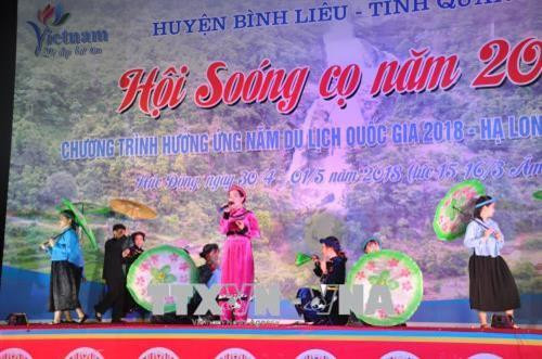 Tiết mục văn nghệ của người Sán Chỉ tại đêm khai Hội Soóng cọ 2018. Ảnh: Nguyễn Hoàng-TTXVN Tiết mục văn nghệ của người Sán Chỉ tại đêm khai Hội Soóng cọ 2018. Ảnh: Nguyễn Hoàng-TTXVN