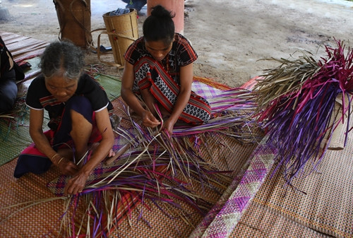 Bà con dân tộc thiểu số Tà Ôi đan chiếu. Bà con dân tộc thiểu số Tà Ôi đan chiếu.
