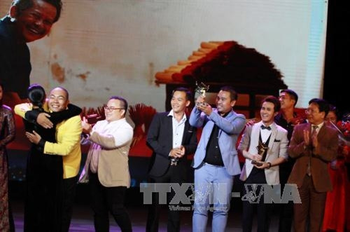 Ban tổ chức trao giải Cánh Diều Vàng cho hạng mục phim Điện Ảnh thuộc về phim Sài Gòn anh yêu em (đạo diễn Lý Minh Thắng - Công ty TNHH MTV Live On). Ảnh: Phương Vy-TTXVN Ban tổ chức trao giải Cánh Diều Vàng cho hạng mục phim Điện Ảnh thuộc về phim Sài Gòn anh yêu em (đạo diễn Lý Minh Thắng - Công ty TNHH MTV Live On). Ảnh: Phương Vy-TTXVN