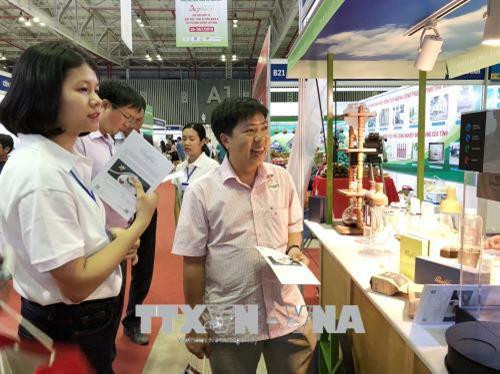 Khách hàng tìm hiểu các loại máy móc, thiết bị, công nghệ mới tại hội chợ. Ảnh: Mỹ Phương – TTXVN Khách hàng tìm hiểu các loại máy móc, thiết bị, công nghệ mới tại hội chợ. Ảnh: Mỹ Phương – TTXVN