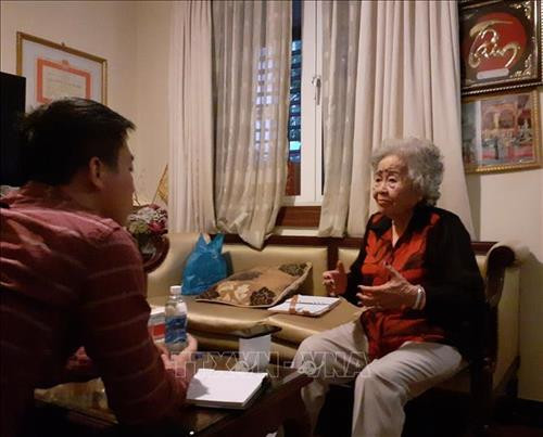 NSƯT Lê Thu chia sẻ với phóng viên TTXVN về quá trình đi thiện nguyện. Ảnh: Nguyễn Hoàng-TTXVN