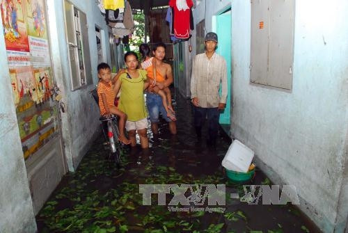 Nước ngập vào hàng chục phòng trọ trên địa bàn phường Tam Phú, quận Thủ Đức làm hư hỏng nhiều tài sản. Ảnh: Mạnh Linh-TTXVN